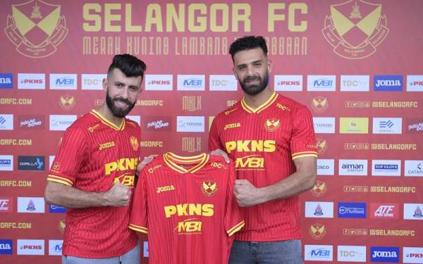 Baha’ (kiri) dan Yazan memegang jersi Selangor FC pada Program Meet & Greet di Stadium Majlis Bandaraya Petaling Jaya (MBPJ) pada Ahad. - FOTO: Bernama