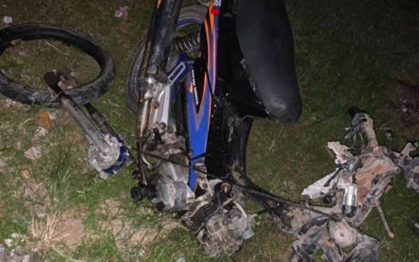 Keadaan motosikal ditunggang pelajar tahfiz, Muhammad Amirul Hakim yang rosak teruk selepas bertembung dengan sebuah motosikal lain.