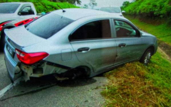 Sebuah kenderaan yang terbabit dalam nahas empat buah kereta di KM18 Jalan Lipis-Benta pada Isnin. -Foto ihsan PDRM