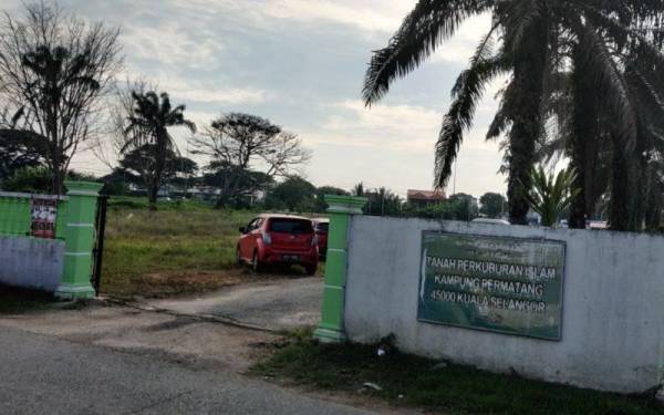 Jenazah wanita yang maut akibat dipenggal kepala oleh anaknya selamat dikebumikan di Tanah Perkuburan Islam Kampung Permatang di sini pada Isnin.
