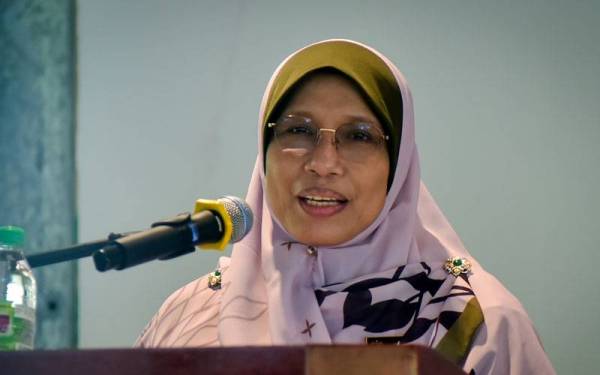 Siti Zailah pada sidang akhbar selepas Majlis Penyerahan Baucer Saringan Mamogram dan Ujian HPV Ona (Weare) sempena Sambutan Bulan Kesedaran Kanser Serviks 2022 di Desa Tunas Hijau pada Isnin. - fotoBERNAMA