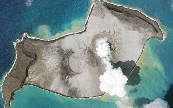 Imej daripada Planet SkySat menunjukkan asap tebal dimuntahkan Hunga Tonga-Hunga Ha'apai beberapa hari sebelum ia meletus. - Foto: Agensi