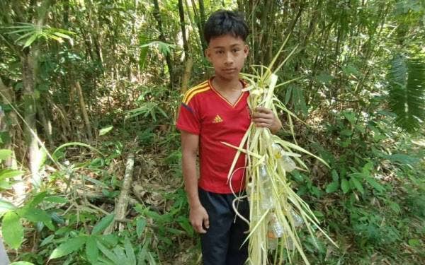 Seorang kanak-kanak membawa 