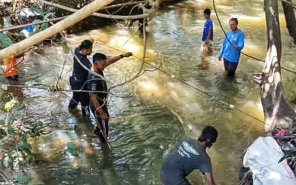Penduduk Kampung Tanjung Piring memasang jaring di hulu sungai untuk membolehkan ikan melompat ke dalam jaring terbabit.
