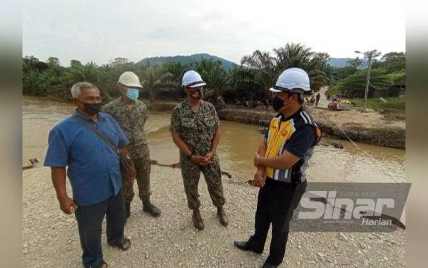 Tengku Muhammad Fauzi ( dua kanan) ketika membuat tinjauan di lokasi pada Selasa.
