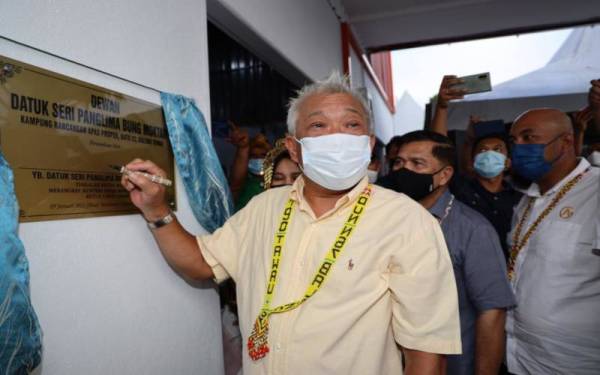 Bung Moktar ketika merasmikan Dewan Masyarakat Kampung Rancangan Apas Proper Batu 22 Balung Tawau, di Balung, Tawau.