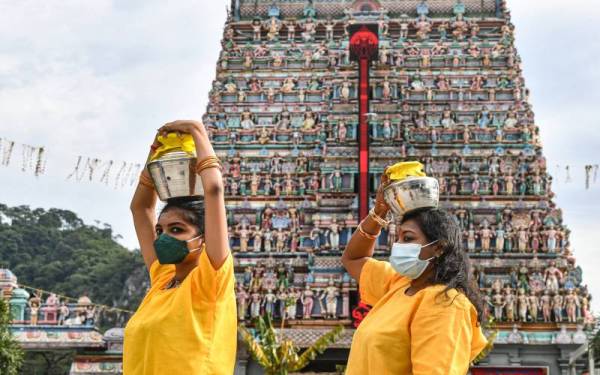 Penganut-penganut Hindu melakukan upacara ‘paal koodam’ atau menjunjung belanga berisi susu ketika tinjauan Bernama sempena sambutan perayaan Thaipusam di Kuil Kallumal Arulmigu Subramania, Gunung Cheroh pada Selasa. -FotoBernama
