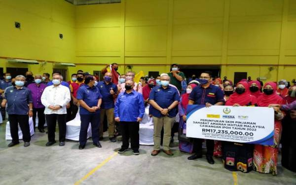 Saarani (tengah) bersama sebahagian penduduk yang hadir ketika Sesi Libat Urus Pemimpin Tempatan dan Warga Keselamatan sempena Program Mesra DUN Manjoi di Dewan Komuniti MBI, Chemor, di sini pada Isnin.