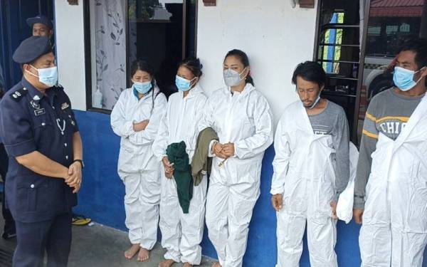 Mohamad Shofee (kiri) bersama lima PATI yang ditemui selamat oleh nelayan tempatan di Jeti Nelayan Pontian Besar di sini pada Isnin.