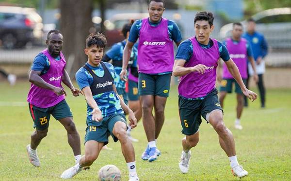 Pemain Hijau Kuning bersemangat mengikuti sesi latihan pra musim Liga Malaysia 2022 di Padang MADA, Alor Setar pada Isnin. FOTO KDA FC