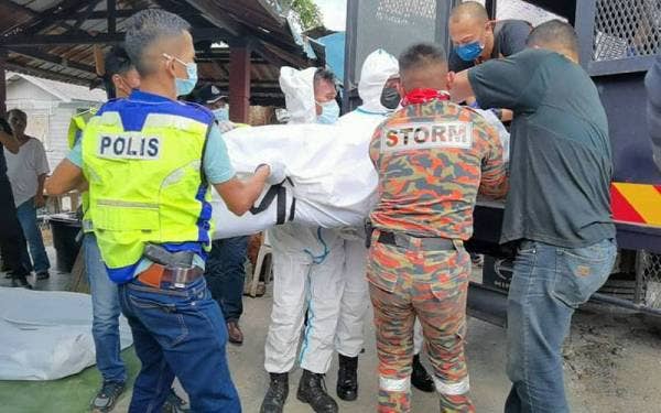 Anggota penyelamat membawa mayat PATI tragedi bot karam di perairan Pulau Pisang ke Jeti Pontian Besar pada petang Selasa.