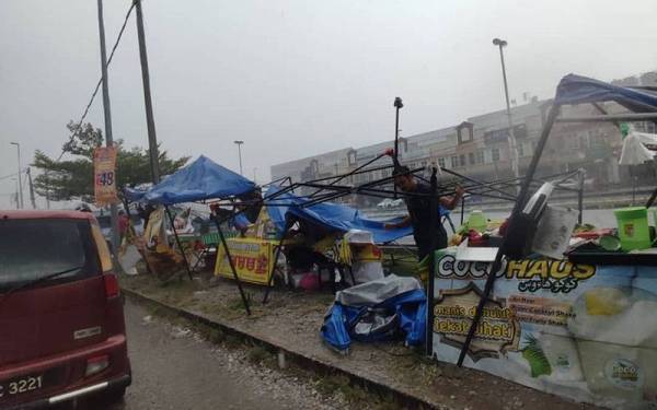 Lebih 10 gerai usahawan yang terjejas akibat ribut di Bandar Meru Raya pada Isnin.