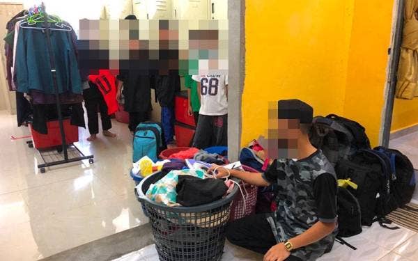Pelajar-pelajar Pondok Darul Syahadah di Gunong, Bachok yang berkemas untuk berpindah sementara di sebuah pondok kosong di Bera, Pahang.