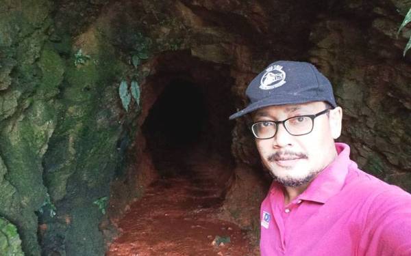 Wan Mohd Rosli menunjukkan terowong yang digunakan untuk membawa keluar wolfram sejak 100 tahun dahulu yang masih ada sehingga hari ini.