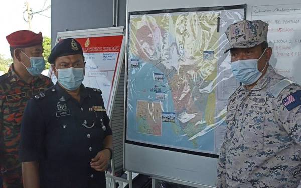 Mohamad Shofee ( dua dari kiri) dan Nurul Hizam ( kanan) pada sidang akhbar tragedi bot membawa PATi yang karam di perairan Pulau Pisang, Pontian pada Selasa.