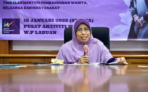 Siti Zailah berucap pada Program Kemahiran Pembuatan Kek Lapis dan Majlis Ramah Mesra di Pusat Aktiviti Wanita Labuan, pada Selasa. - Foto Bernama