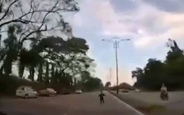 Video berdurasi 27 saat yang dirakam menggunakan kamera perakam video sebuah kenderaan itu, tular di laman Facebook sebuah portal berita pada Selasa.