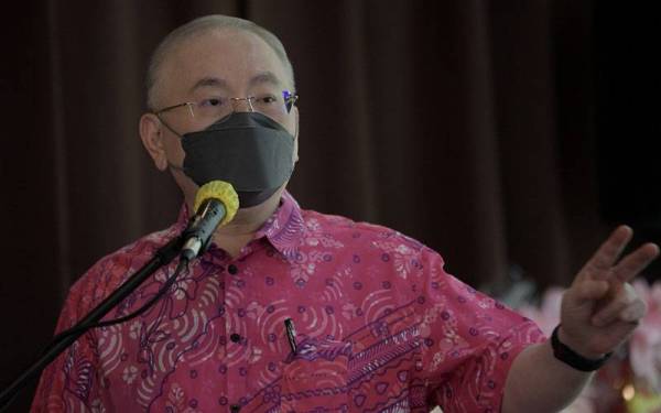 Menteri Pengangkutan Datuk Seri Dr Wee Ka Siong berucap pada Majlis Penutupan Mesyurat Agung Tahunan Persatuan Pengusaha Bas Sekolah Bumiputra Kuala Lumpur dan Selangor di Menara Arina hari ini. - Foto Bernama