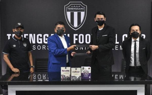 Ab Rasid (dua dari kiri) bertukar dokumen dengan Hafizuddin pada Majlis Menandatangani Perjanjian Kontrak Penajaan Platinum 2022 antara TDC Holdings dengan Terengganu FC di Stadium Sultan Mizan Zainal Abidin pada Selasa. - Foto Bernama