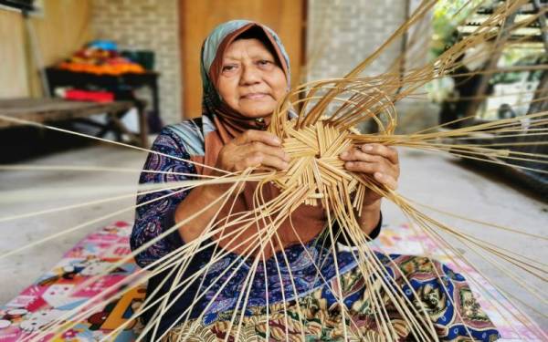 Fatimah menyiapkan lekar yang ditempah pelanggan.