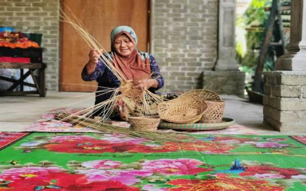 Fatimah menunjukkan cara menganyam lekar di kediamannya di Kampung Pengkalan Gelap, Setiu.