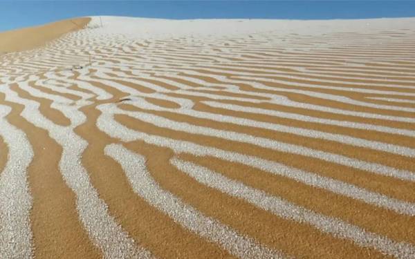 Jaluran-jaluran ais terdapat di Gurun Sahara di Algeria baru-baru ini. - Foto Reuters