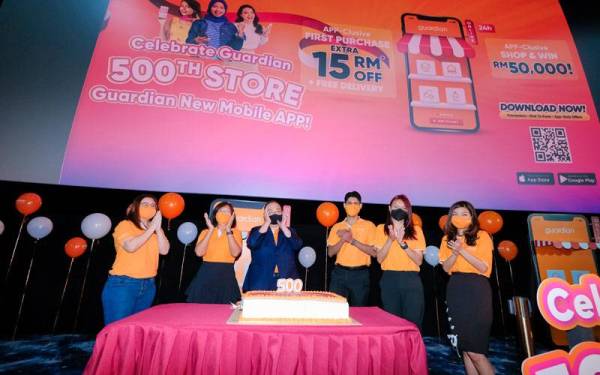 Hoon Kim (tiga dari kiri) bersama tetamu yang hadir meraikan pembukaan stor Guardian yang ke-500.