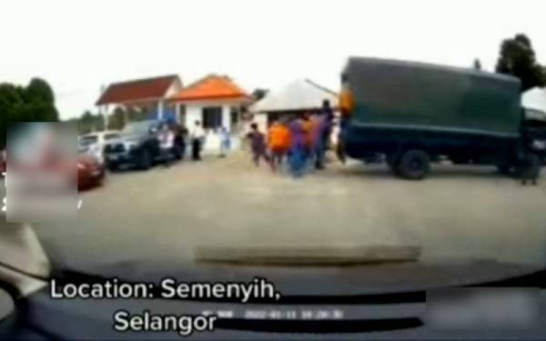 Rakaman seorang OKT cuba melarikan diri di Klinik Kesihatan Beranang Semenyih tular di media sosial.
