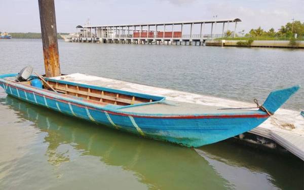 Bot kayu dinaiki PATI yang dtinggalkan tekong ketika menyedari kehadiran pihak berkuasa di perairan Tanjung Piai, Pontian pada Selasa.