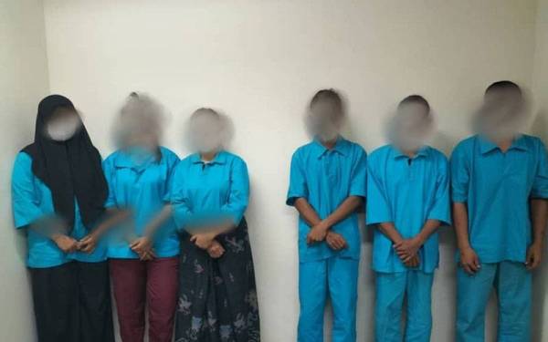 Kesemua PATI dari Indonesia yang ditahan di perairan Tanjung Piai, Pontian pada Selasa.