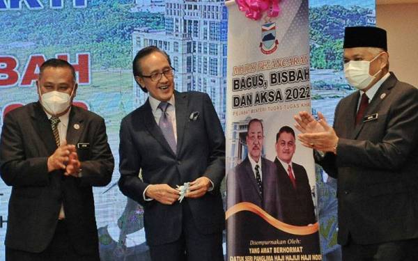 Mohd Arifin (kanan) mengiringi Masidi ketika melancarkan Program Bagus, Bisbah dan Aksa di Menara Kinabalu di Kota Kinabalu.