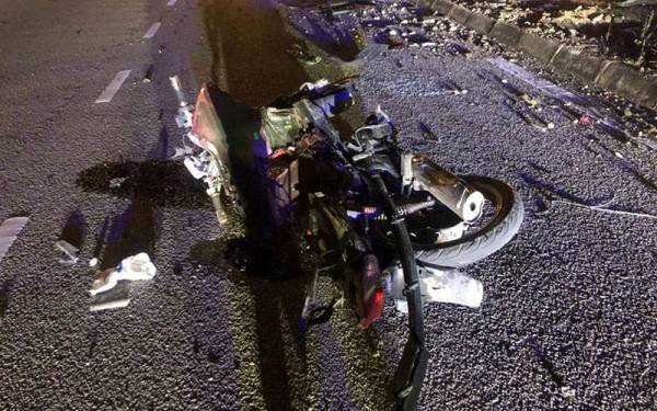 Keadaan motosikal yang ditunggang mangsa akibat dirempuh kereta di Jalan Sungai Danga di sini tengah malas Selasa.