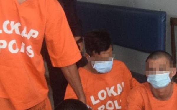 Tertuduh (dua dari kanan) dihadapkan ke Mahkamah Sesyen atas dakwaan meliwat seorang remaja perempuan pada Rabu.