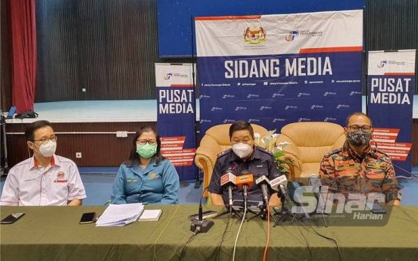 Chong Chern (dua dari kanan) bersama Mohd Hafizal (kanan) dan Sharifah Zakiah (dua dari kiri) pada sidang media berkenaan insiden kebakaran tapak pelupusan sampah Pulau Burung pada Rabu.
