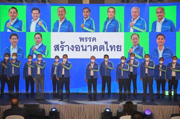 Uttama Savanayana (enam dari kiri), Sontirat Sontijirawong (tujuh dari kiri) bersama ahli pengasas yang lain ketika pengenalan rasmi Parti Sarng Anacot Thai pada Rabu. Foto: Bangkok Post