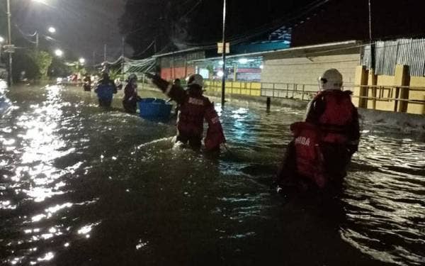 Anggota bomba menjalankan pemantauan bagi menjamin keselamatan penduduk susulan kejadian banjir kilat di beberapa kawasan perumahan di Ipoh pada Rabu. - Foto: Bomba Perak