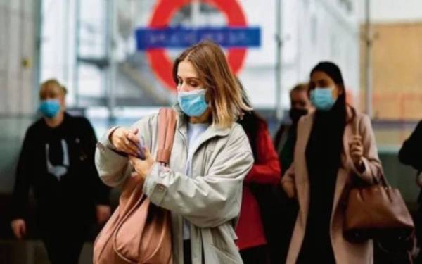 Pekerja-pekerja tidak akan memakai pelitup muka di London mulai minggu depan. - Foto AFP