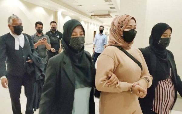 Mardziana (tengah)mengaku tidak bersalah di Mahkamah Sesyen Kuantan atas
pertuduhan memalsukan dokumen daripada sebuah syarikat pada 2020.