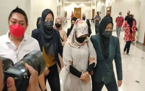 Dayang Kartini (dua dari kanan) mengaku tidak bersalah di Mahkamah Sesyen Kuantan atas pertuduhan memalsukan dokumen daripada sebuah syarikat pada tahun 2020.