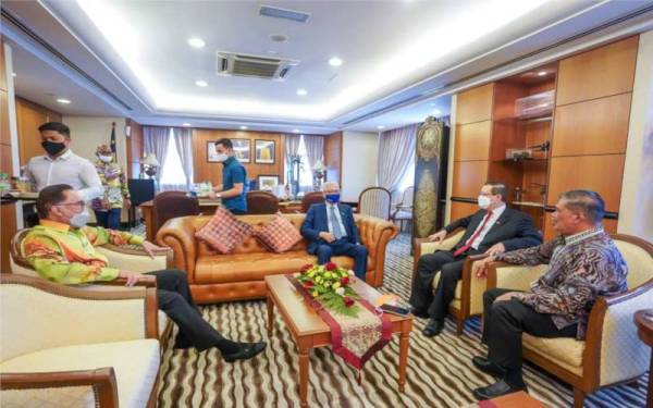 Perjumpaan antara wakil pembangkang dan Ismail Sabri di Parlimen pada Khamis.