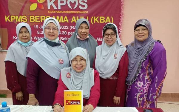 Latiffah (tengah) bersama ahli KPMS semasa program bersama ahli pada Rabu.
