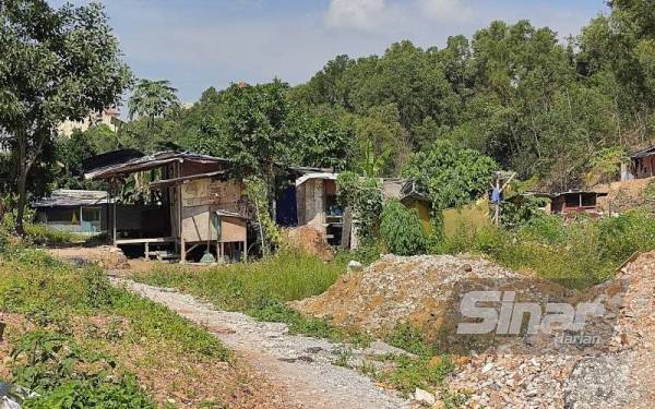 Beberapa rumah dipercayai milik pekerja asing yang bekerja di tapak pembinaan berhampiran masih ada di tapak berkenaan.