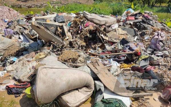Timbunan sampah haram yang dibuang di tapak kosong milik kerajaan Persekutuan di BK8 Bandar Kinrara di sini.