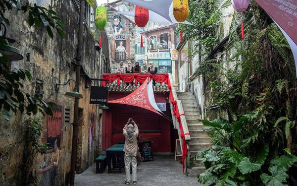 Pengunjung mengambil peluang bergambar di Lorong Kwai Chai Hong dihiasi dengan dekorasi sempena Tahun Baru Cina yang akan disambut oleh masyarakat Cina ketika tinjauan di Lorong Kwai Chai Hong hari ini.