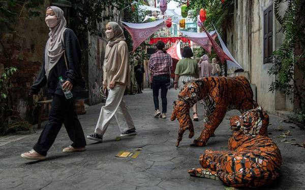 Replika keluarga harimau tiga beranak yang terdapat di Lorong Kwai Chai Hong dengan si bapa harimau menggonggong anaknya sementara si ibu harimau secara santai memerhatikan yang secara simboliknya memaparkan rasa kasih sayang, harapan, perlindungan serta bantuan, menghidupkan lagi suasana meriah menjelang sambutan Tahun Baru Cina, 1 dan 2 Februari ini.