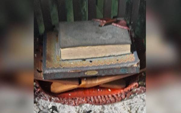 Dua naskhah al-Quran yang terselamat dalam kebakaran di Taman Kenangan 3, Klebang Besar, Melaka pada Khamis..