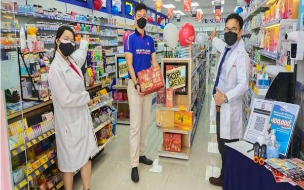 Kar Weng (tengah) bersama Jia Juin (kanan) dan Wei Yin menunjukkan pelbagai produk yang ditawarkan Farmasi Health Lane Putra Square, di sini yang dibuka secara rasminya pada Khamis.