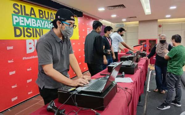 Sebanyak 10 kaunter pembayaran disediakan pada Jualan Gudang Karangkraf 2022 demi kemudahan pengunjung dan bagi menjaga prosedur operasi standard (SOP) pencegahan Covid-19.