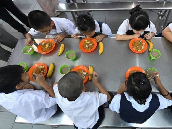 KPM sentiasa berusaha menambahbaik program RMT termasuk dalam penyediaan makanan dan bekalan susu untuk penerima RMT.(Gambar hiasan) - Foto Bernama