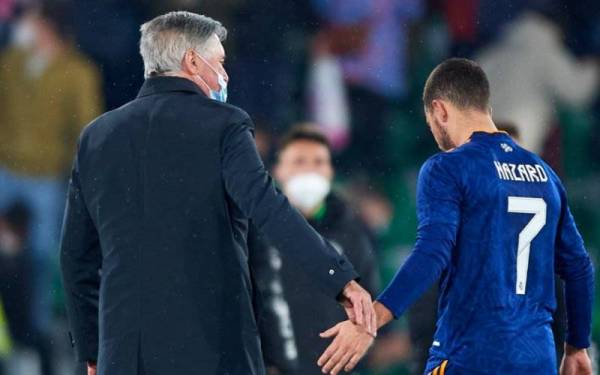 Ancelotti (kiri) memuji aksi yang ditampilkan Hazard dan isco ketika membantu Real menewaskan Elche 2-1.